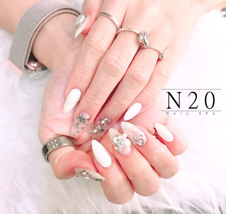 3D Nail art for wedding day by Luz Bello 3D Nail Art-Extension |  Bridestory.com